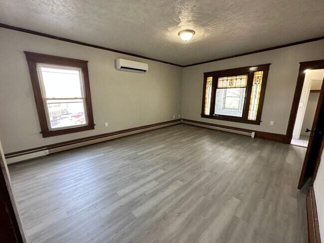 Building Photo - Newly Renovated 3 bedroom/1 bath Apartment!