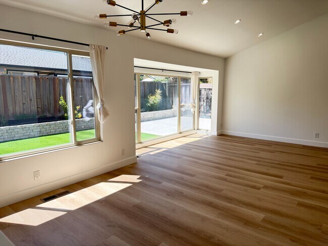 Building Photo - 9887 Broadmoor Dr