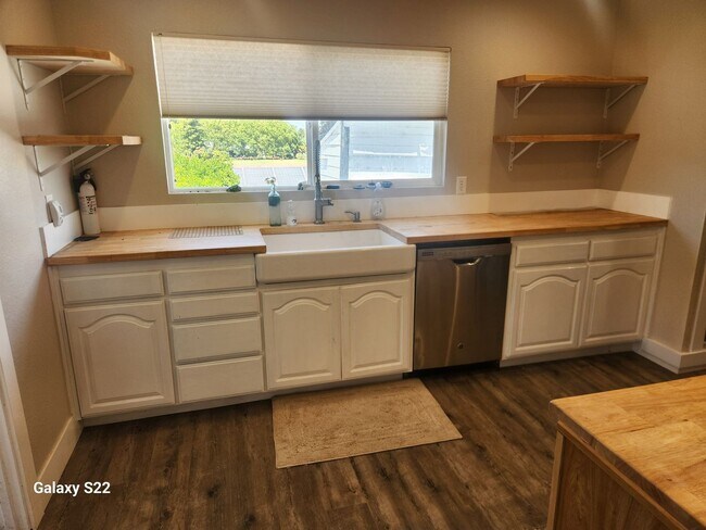 Building Photo - Beautiful home in a private country setting - Lots of light, Great Location.