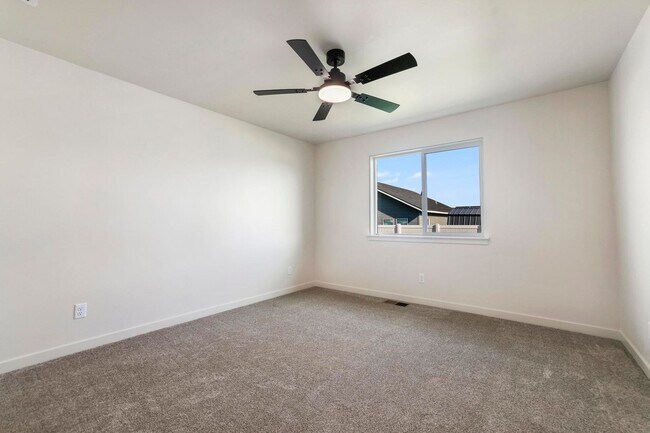Building Photo - 392 Rock Dove Loop