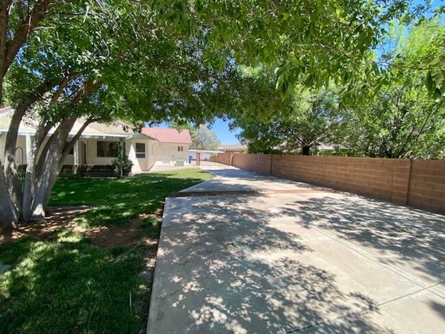 Building Photo - SPACIOUS HOME FOR RENT!