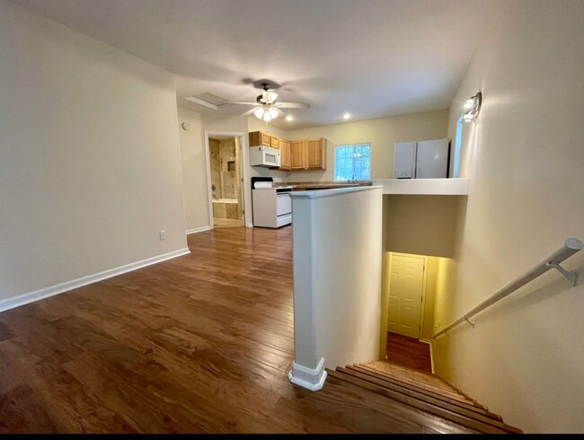 Building Photo - Spacious One Bedroom in Quiet 5 Plex with ...