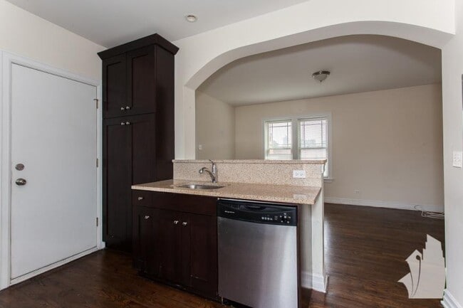 Building Photo - 2 bedroom in Chicago IL 60613