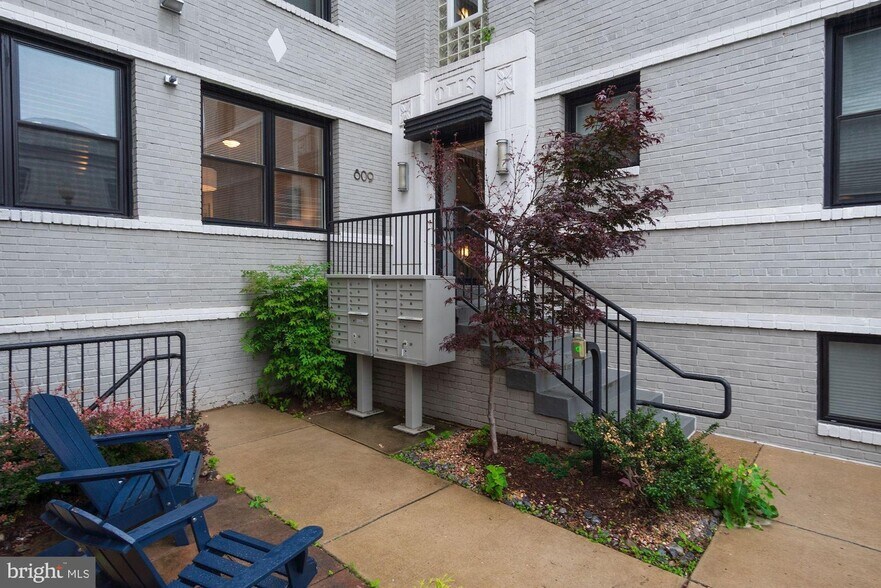 Building Photo - 809 Otis Pl NW