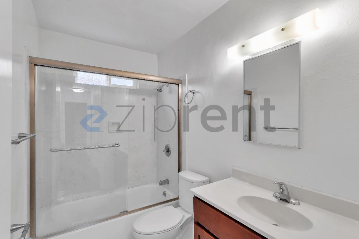 Building Photo - Unit B