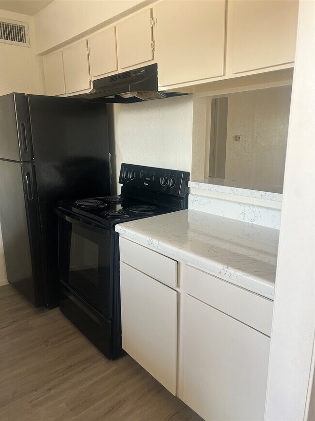 Building Photo - 3303 W Greenridge Dr