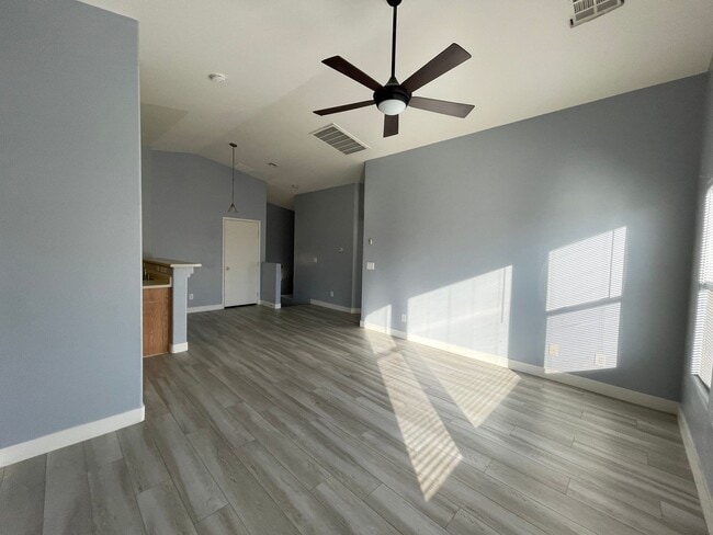 Building Photo - Cute 2 bed 2 bath townhouse with 1 car garage and washer and dryer in unit