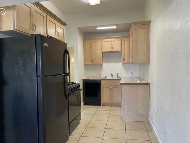 Building Photo - Newly Remodeled 2 Bedroom 1 Bath-Ready for you to move right in!!!