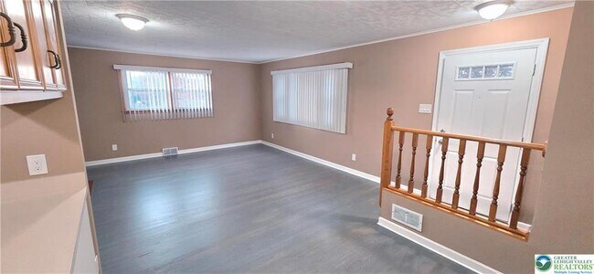 Building Photo - 1103 N Van Buren St