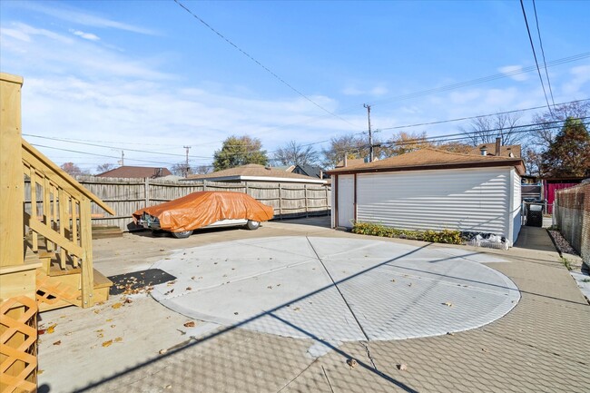 Building Photo - 11051 S Avenue D