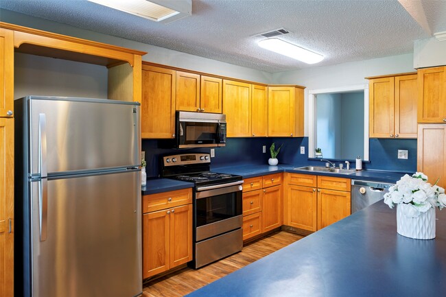 Building Photo - 408 Travis St