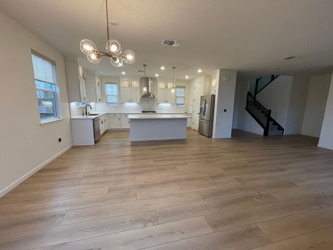 Building Photo - Beautiful new home with open floor plan av...