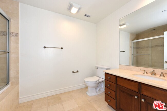 Building Photo - 2347 Fox Hills Dr