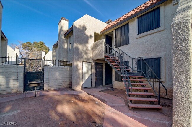 Primary Photo - 2120 Venus Ave