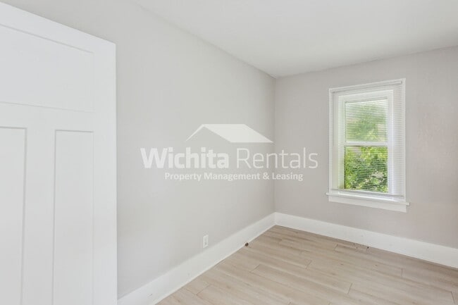 Building Photo - 1038 S Ellis St