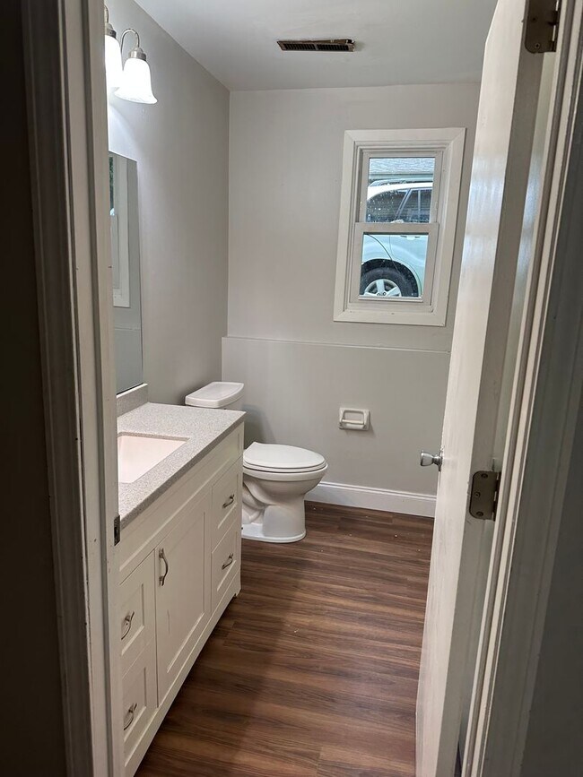 Building Photo - 1 bedroom 1 Bathroom Lower of Level Duplex...