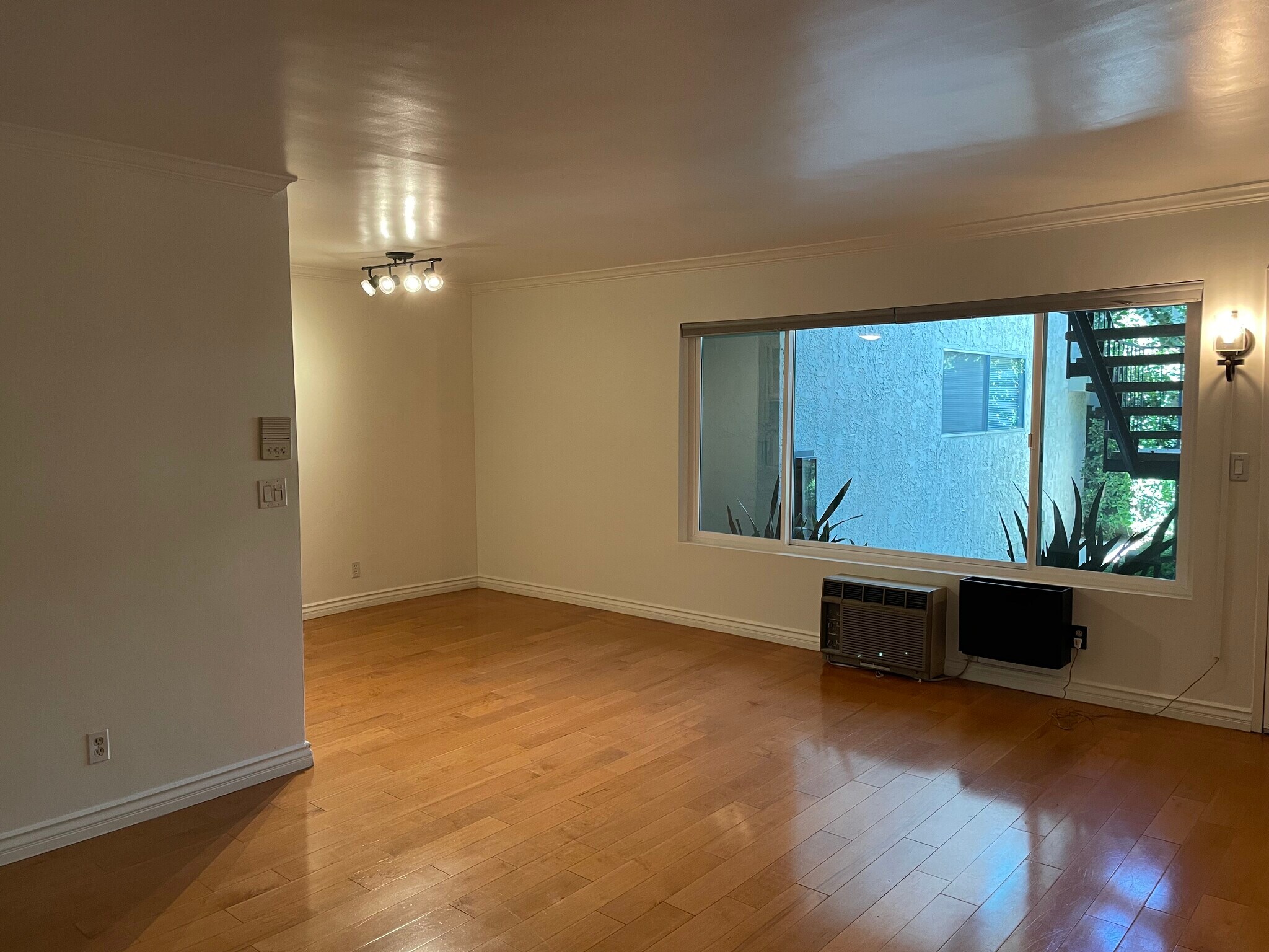 Building Photo - 1831 Barry Ave