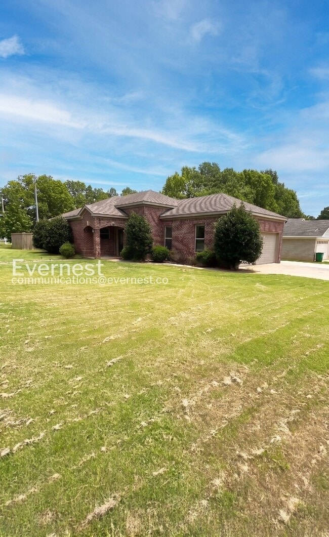 Building Photo - 3 Bed/2 Bath Home with Fenced Yard & Garage / Pet-Friendly / Vouchers Accepted / Available Now!