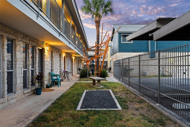 Building Photo - 2526 Durwood St