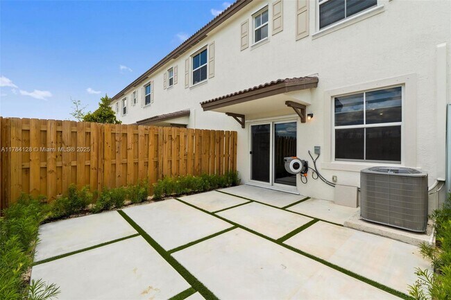 Building Photo - $2550 2634 SE 29 St