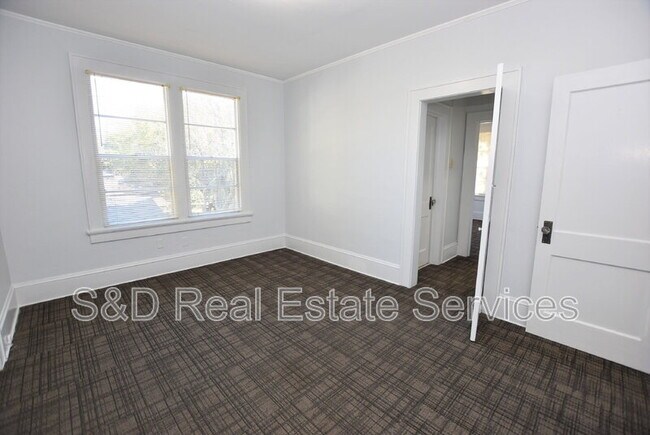 Building Photo - 211 E Park St
