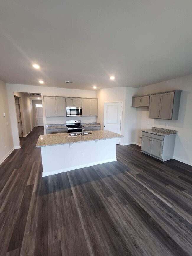 Building Photo - 323 Vaccaro Dr