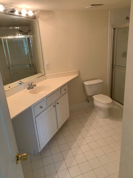 Master bathroom - 11655 W Atlantic Blvd