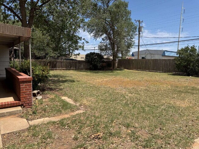Building Photo - "Charming 2-Bed Home with Gleaming Hardwood Floors in Central Lubbock – 1274 Sq. Ft. of Cozy Livi...