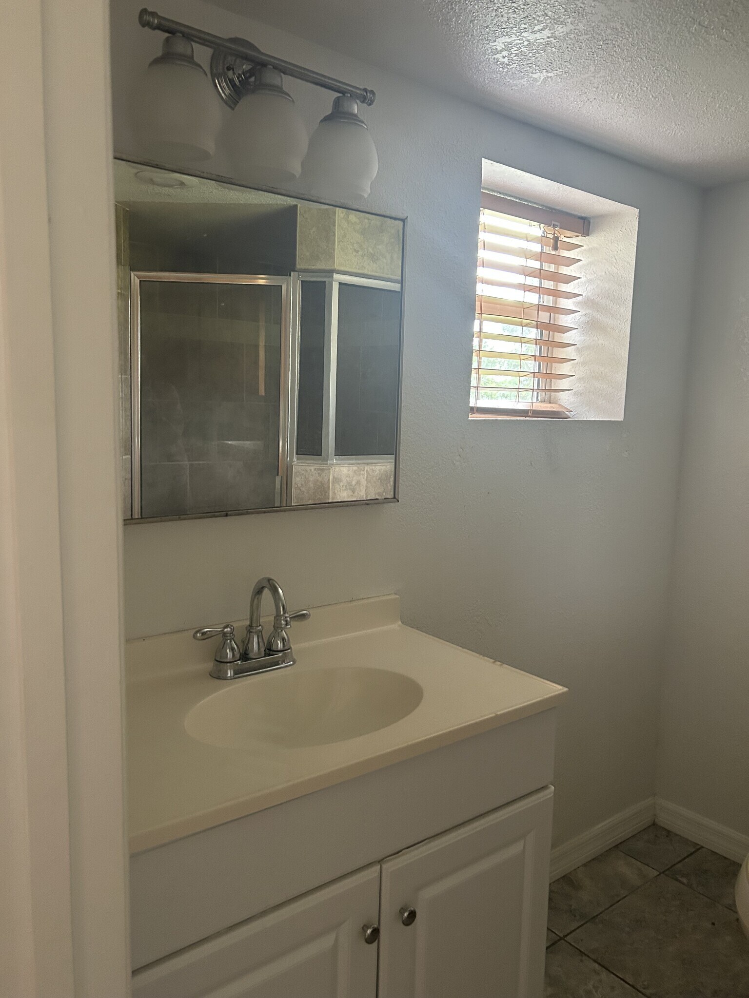 Bathroom 4 Unit B - 613 N Dixie Ave
