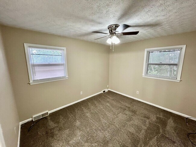 Building Photo - Newly Remodeled 4-Bedroom, 3-Bath with Fin...