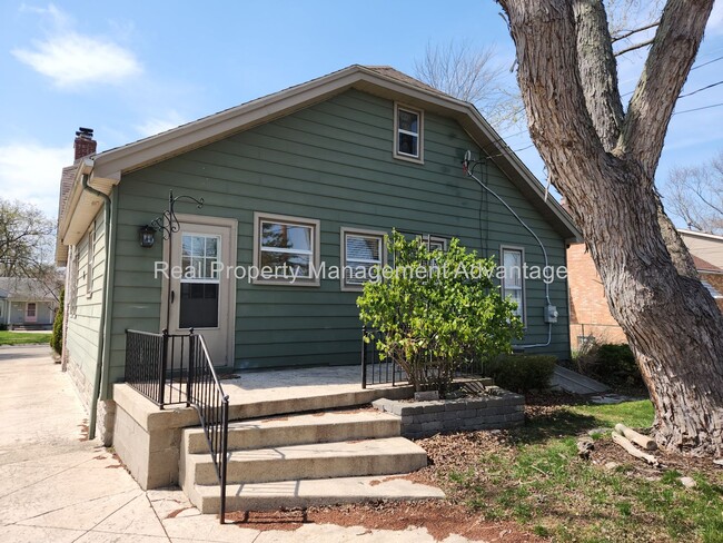 Building Photo - 4 Bedrooms, Endless Charm and Steps from D...