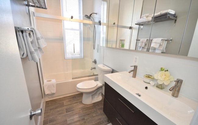 Building Photo - Spacious condo in Shaw/Mt.Vernon Square area