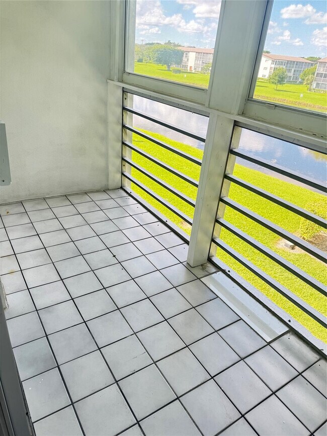 Building Photo - 204 Brighton E