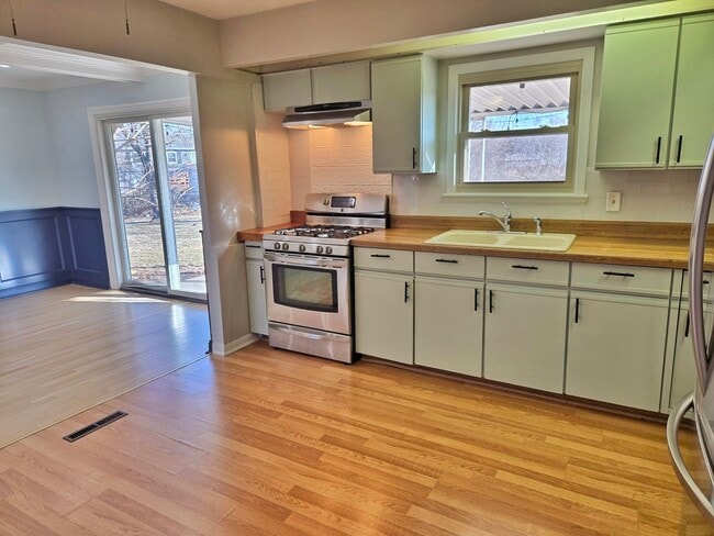 Building Photo - 15251 Colina Ave