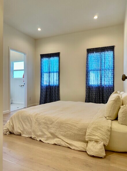 Building Photo - 5234 W 20th St