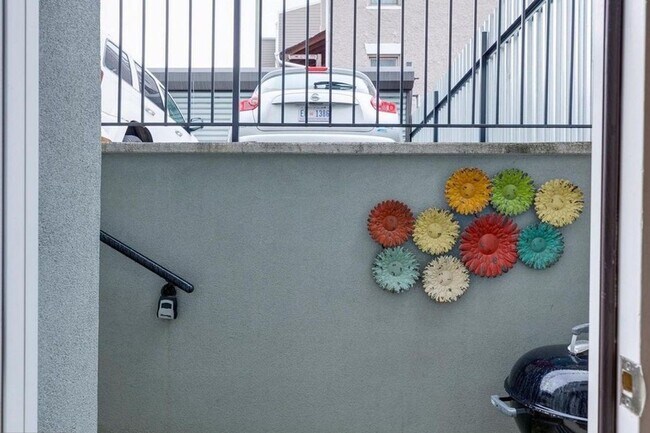 Building Photo - Amazing 2 Bedroom, 2 Full Bathroom 14th St Apartment with Secure Parking!