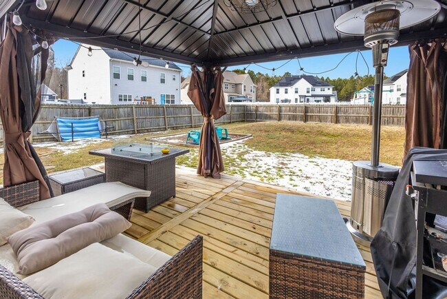 Building Photo - 4 Bed 2.5 Bath