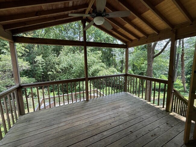 Building Photo - 5556 Hunters Hill Rd