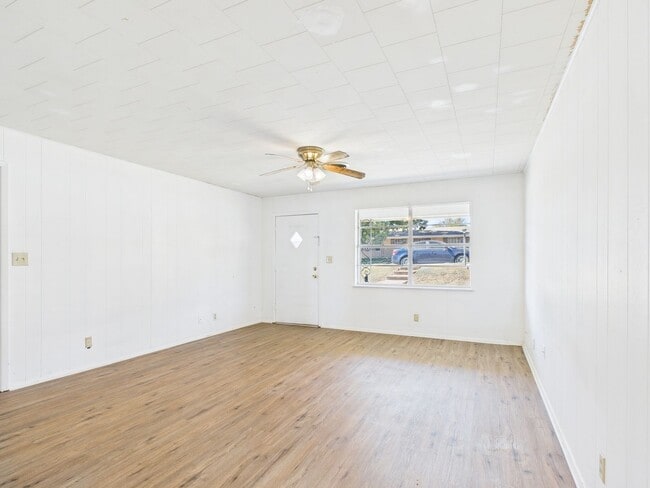 Building Photo - Unit 8