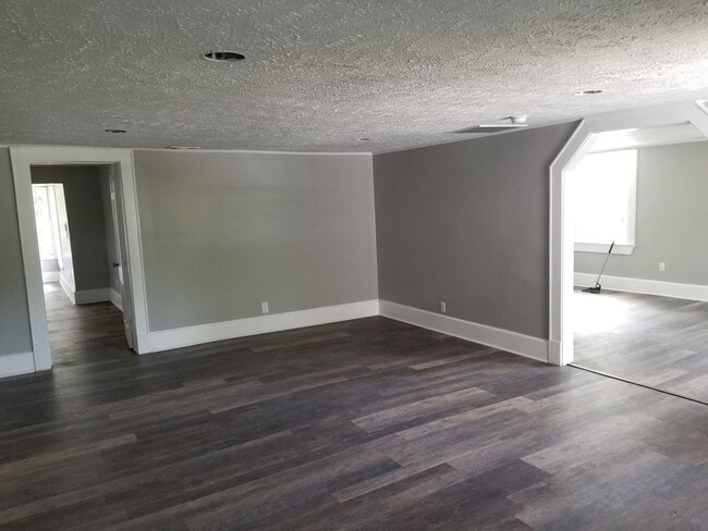 Building Photo - Cozy Home