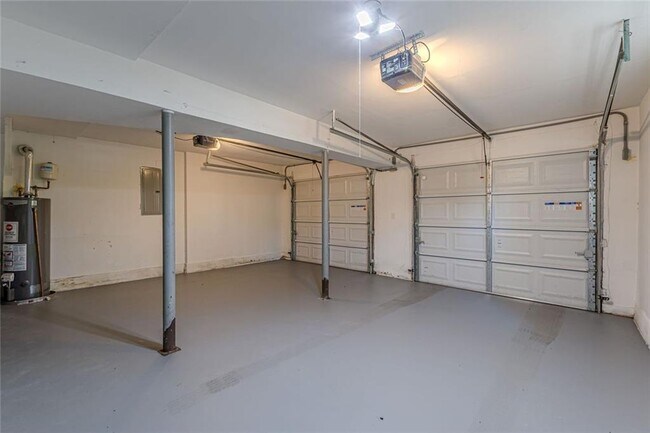 Building Photo - 2851 Lloyd Rd