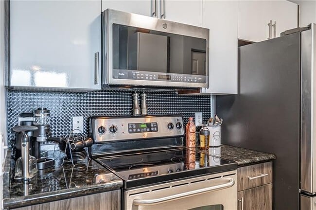 Building Photo - 2421 NE 65th St