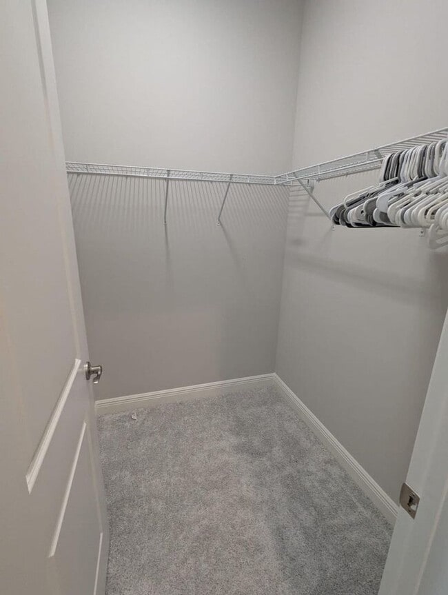 Building Photo - 9292 Crestview Cir