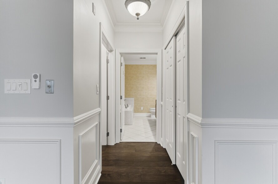 Building Photo - 10421 Rosegate Ct