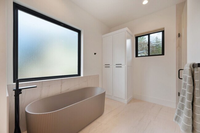 Building Photo - Waterfront 4 bed 4 bath 3,887 sq. ft.