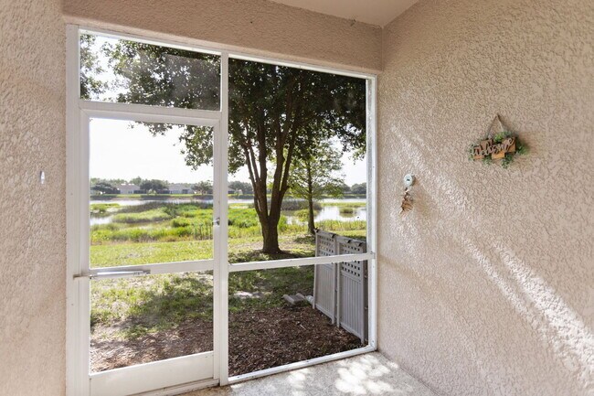Building Photo - 3840 Silverlake Way