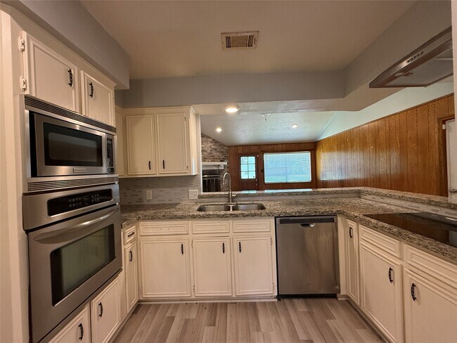 Building Photo - 422 Gamewood Dr