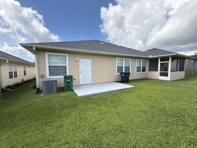 Building Photo - Beautiful 3 bedroom town home with wood fl...
