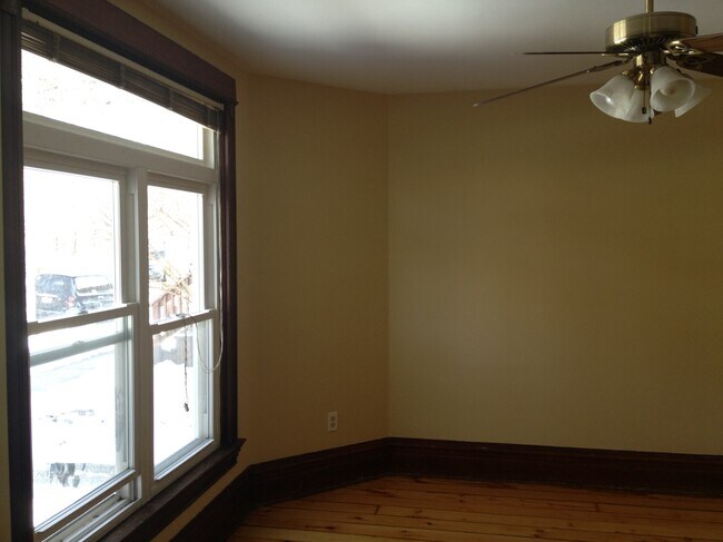 Building Photo - 1823 W Cornelia Ave