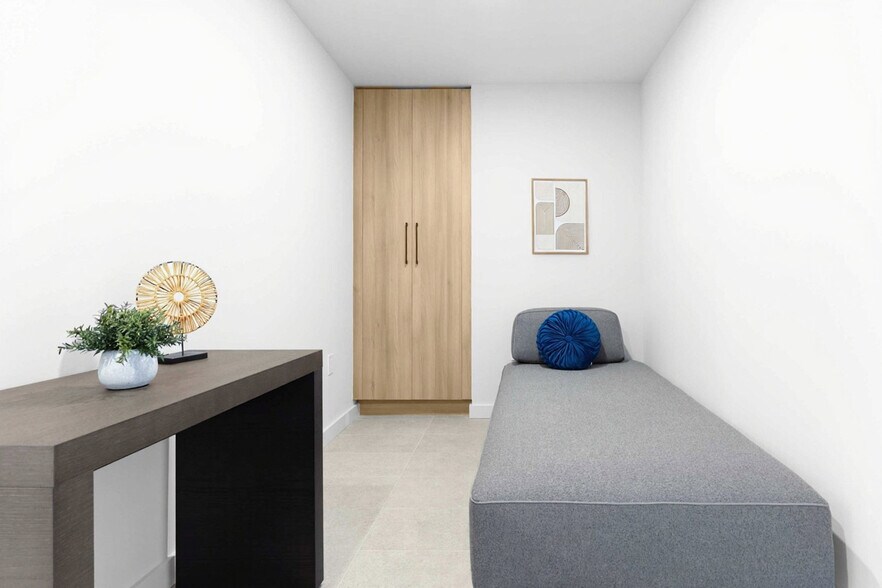 Building Photo - 501 NE 1st Ave